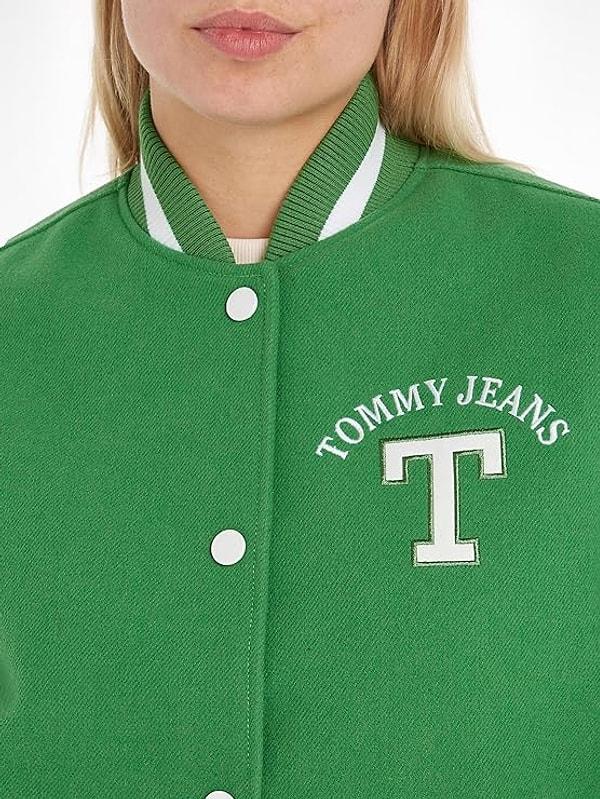 13. Rengi ile göz kamaştıran indirimli Tommy Hilfiger kolej ceketi.