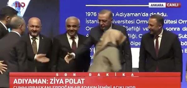 Erdoğan'ın, uzattığı eli havada bırakan Diler'e "Geç, geç" dediği görüldü.