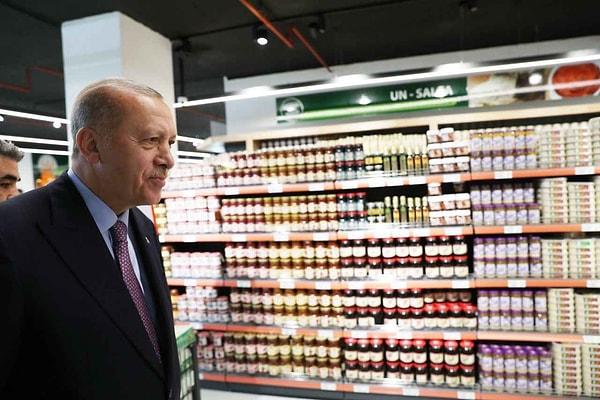 Cumhurbaşkanı Erdoğan, 2019 yılında Tarım Kredi Kooperatiflerinin marketlerinden alışveriş yapmıştı. alışveriş sonrasında fiyatların uygun olduğunu belirten Erdoğan'ın markette görevlilerle birlikte fotoğrafları çekilirken, 5 litrelik zeytinyağının fiyatı da kadraja girmişti.