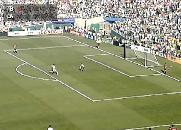 1996 ile 1999 yılları arasında MLS'te penaltı atışları bundan biraz daha farklıydı. Penaltı için topun başına geçen futbolcular yarı sahanın ortasından topu sürerek kaleciyle düelloya girişiyorlardı.