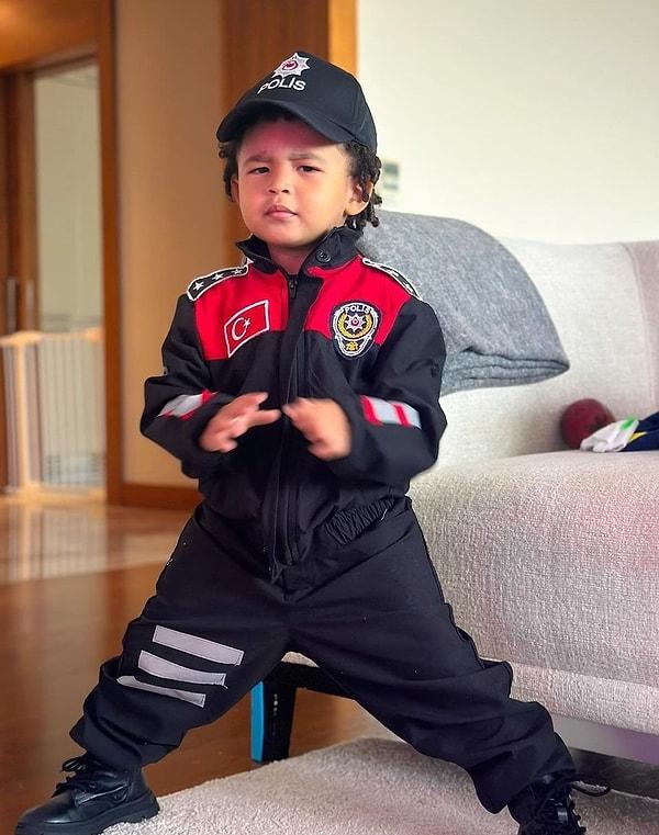 Sakatlığından dolayı aylar sonra ilk kez forma giyen futbolcuyu tribünden takip edenler arasında oğlu Henrico da vardı.