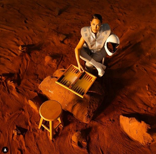 Mars temalı bir fotoğrafını paylaşan Avşar, Alper Gezeravcı'yı etiketleyerek "Ben geldim, seni bekliyorum 😂" notunu düştü.