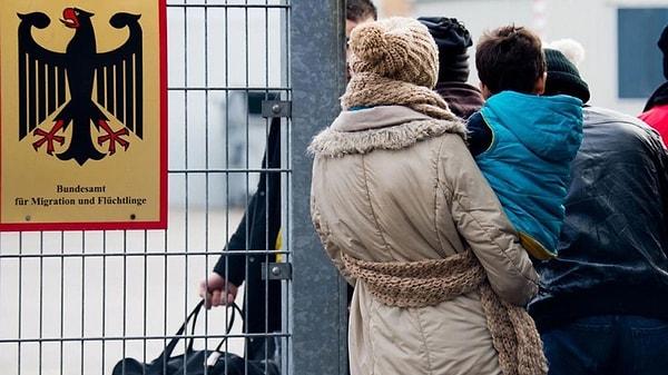 Almanya ve İngiltere, ülkelerine kaçak gelen ve "iltica hakkı olmayanların“ hızlıca sınır dışı edilmesini öngören yasalarını meclislerinden geçirdi.