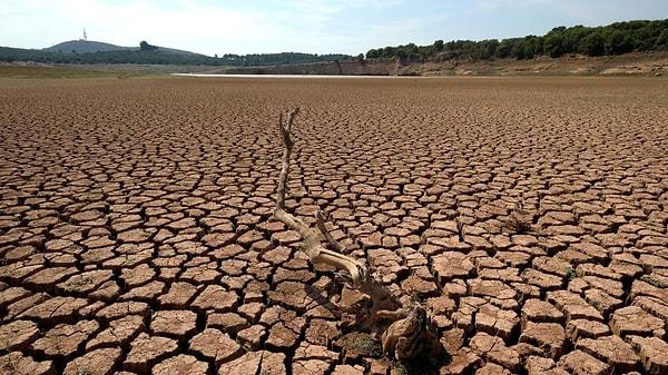 Katalonya bölgesindeki su rezervleri yüzde 16 doluluk oranına kadar düşerken, İspanya ve Portekiz'in bulunduğu İber Yarımadası, bin 200 yılın en şiddetli kuraklık dönemini yaşadığı ifade ediliyor.