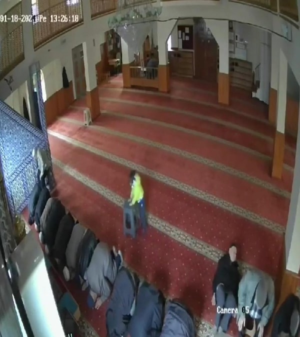 Taburesi altından çekilen vatandaş ise bir anda sırt üstü yere düştü.