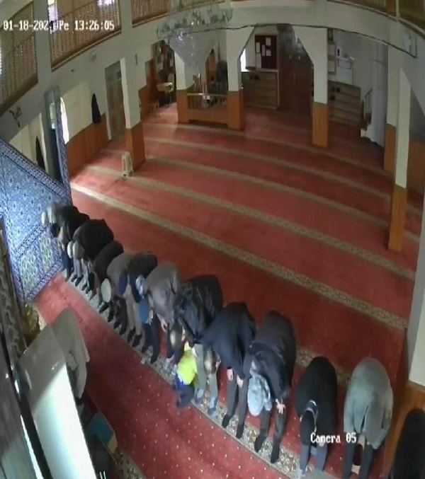 Yaşanan o anlar ise camide bulunan güvenlik kamerası tarafından anbean kaydedildi.