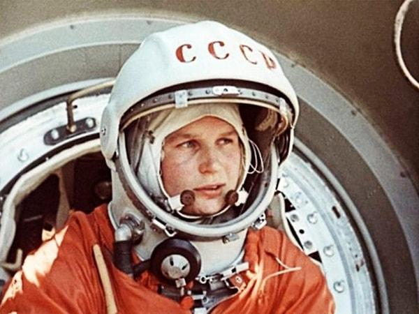 5. SSCB, 1963 yılına kadar Vostok kapsülleriyle uzaya 5 kozmonot daha gönderdi ve bunlar arasındaki Valentina Tereşkova, uzaya çıkan ilk kadın oldu.