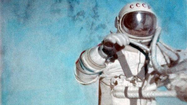 6. SSCB, daha büyük Voskhod uzay kapsüllerine geçti ve 8 Mart 1965’te Aleksei Leonov, "Voskhod 2" ile uzayda ilk yürüyüşü yaptı.