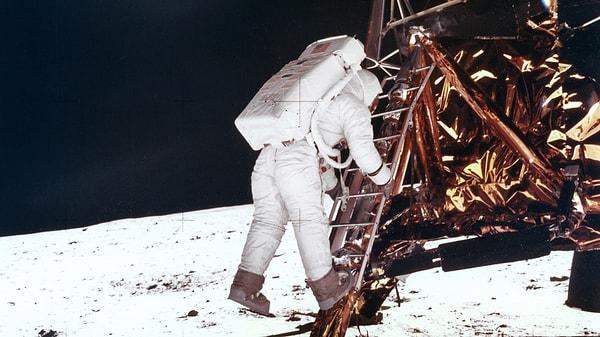 8. 21 Temmuz 1969’da Neil Armstrong, "Apollo 11" ile Ay'a ayak basan ilk insan oldu.