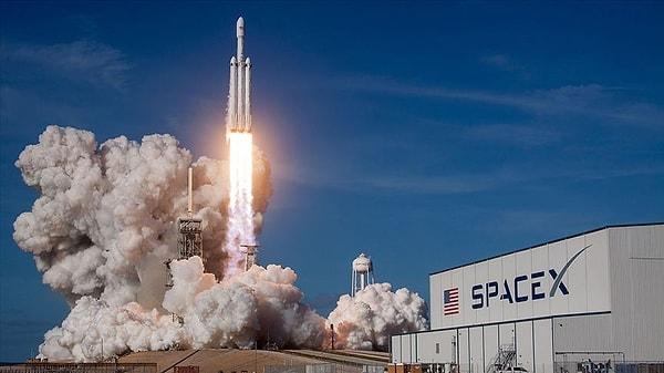 12. NASA, 2011 yılında kamu kaynaklarıyla yürütülen uçuş programlarını sonlandırdı ve özel sektörle iş birliği yaparak SpaceX'in uzay araçlarını kullanmaya başladı.