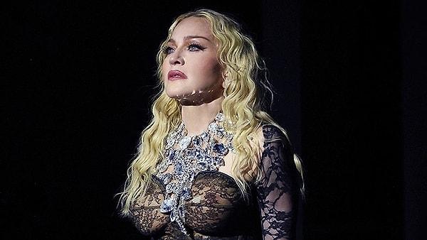 'Popun kraliçesi' olarak anılan Madonna, yaşadığı ciddi sağlık problemlerinin ardından sahneye döndü. Oldukça iddialı performansıyla dinleyenlerle buluşan Madonna, son olarak bir dava şoku yaşadı.  Madonna'nın iki hayranı, kendisini sahneye geç çıktığı için dava etti.