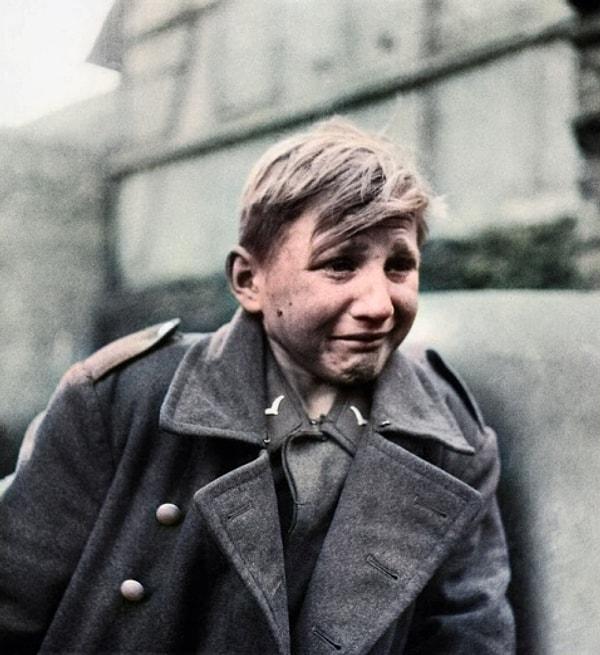 2. Hitler'in Gençlik birliğinden 16 yaşındaki çocuk asker Hans Georg Henke'nin 1945'te Almanya'nın Hessen kentinde ABD 9'uncu Ordusu tarafından yakalanırken çekilmiş bir fotoğrafı.