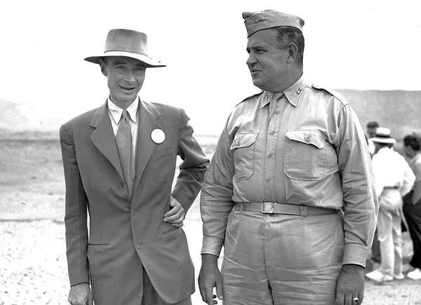 3. Robert Oppenheimer ve General Leslie Groves arasında atom bombası testlerin yapıldığı yerde geçen bir görüşme.