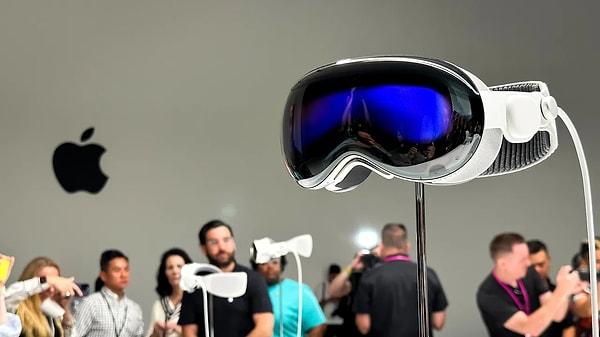 Teknoloji devi Apple tarafından ilk kez WWDC 2023 etkinliğinde tanıtılan sanal gerçeklik başlığı Apple Vision Pro, dün itibariyle resmi olarak ön siparişe sunuldu.