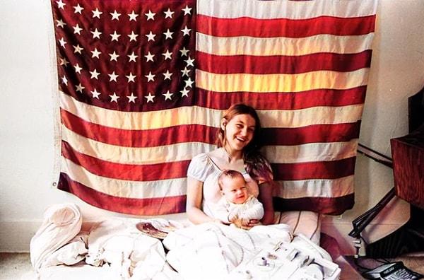 11. Leonardo DiCaprio ve annesi Irmelin evlerinde Amerikan bayrağı önünde poz verirken. (1975)