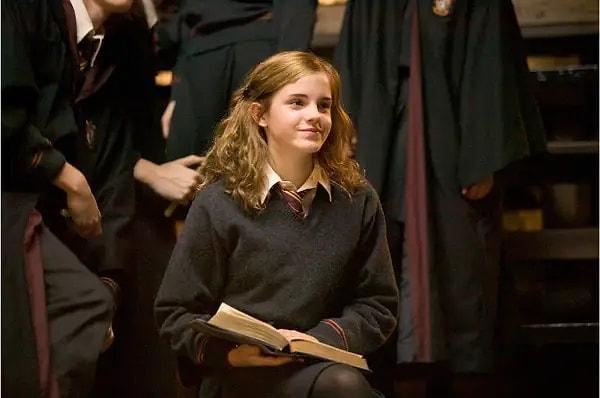6. Emma Watson hem okuluna odaklanmak istediği hem de rolünün getirdiği aşırı şöhretten hoşlanmadığı için neredeyse Harry Potter'ı bırakıyordu.