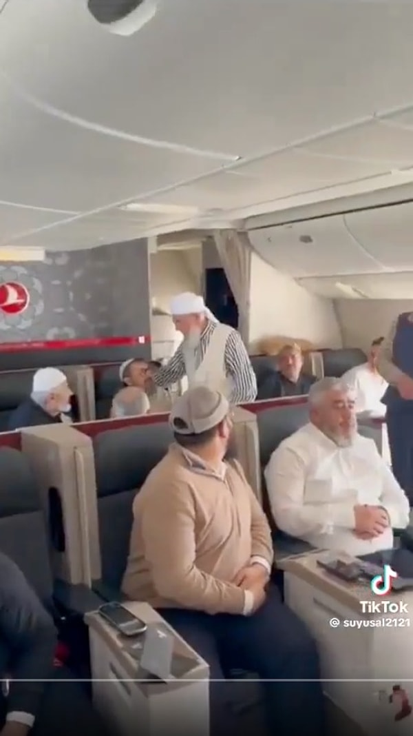 Sosyal medyada paylaşılan bir görüntü eleştirilere neden oldu. Görüntülerde Menzil Tarikatı üyelerinin gerçekleştirdikleri bir seyahatte Business Class bölümü tercihleri tartışma konusu oldu.