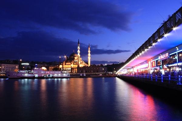 İstanbul'da ağırlıklı olarak yabancı turistleri tercih ettiği Galata Köprü altı restoranlarını bilirsiniz. İşte size tam da oradaki restoranlardan birine ait olduğu söylenen bir adisyonu paylaşacağım.