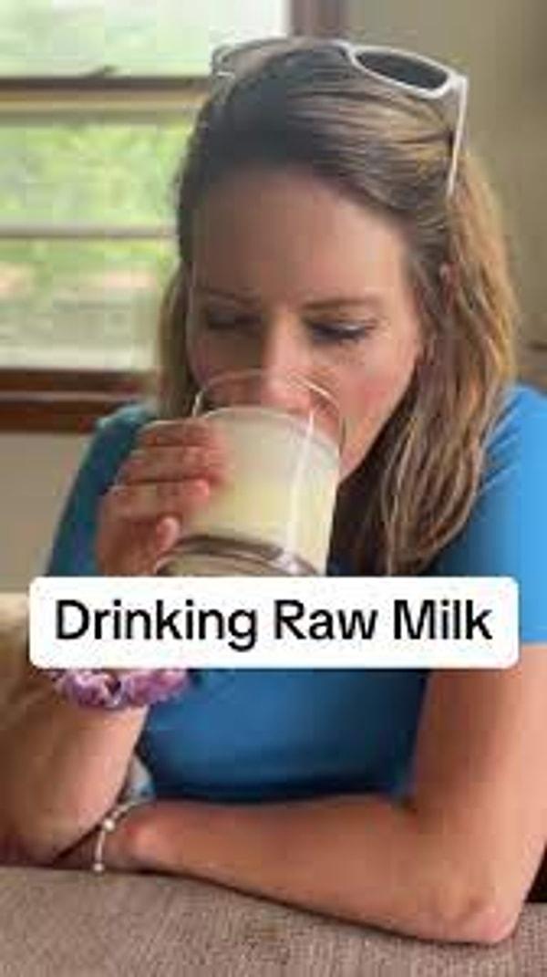 ABD’de birçok eyaletin çiğ süt sattığı bildirilirken, fitness fenomeni Paul Saladino videoda “Marketten aldığınız pastörize süte benzemez” diyerek çiğ süt içmeyi öneriyor.