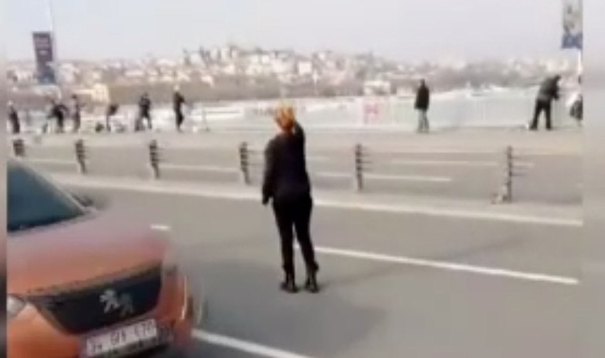 Bazı Kahramanlar Pelerin Takmaz! Trafiği Durdurdu, Kediyi Kurtardı Hem de İstanbul’da!