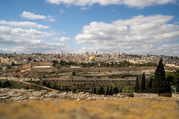 4. Kudüs üç büyük din için kutsal bir şehirdir: Yahudilik, Hıristiyanlık ve İslam.