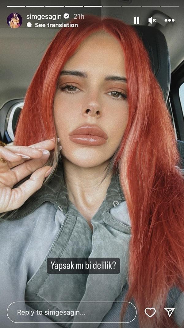 Tabii, gerçekte saçlarını boyatmadı güzel şarkıcı. Instagram filtresi kullanarak kızıl olan Simge'nin "Yapsak mı bi delilik?" notuyla yaptığı paylaşım Erçel'e bir gönderme olarak yorumlandı.