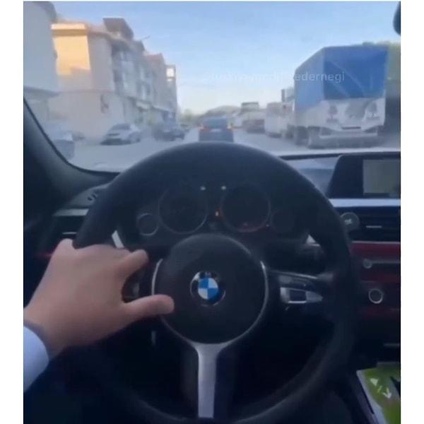 BMW sürücüsü o anlarda düğün konvoyunda ilerlerken bir anda arabayı kaydırıyor. Arabanın kayması ile de korkan kadın, 'Lan oğlum nörüyon lan?!' diyor.