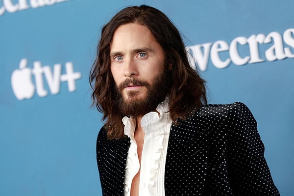 Filmin başrolündeki Jared Leto, video oyunu dünyası ile gerçek hayat arasında geçiş yapan karakter Ares'i canlandırıyor.