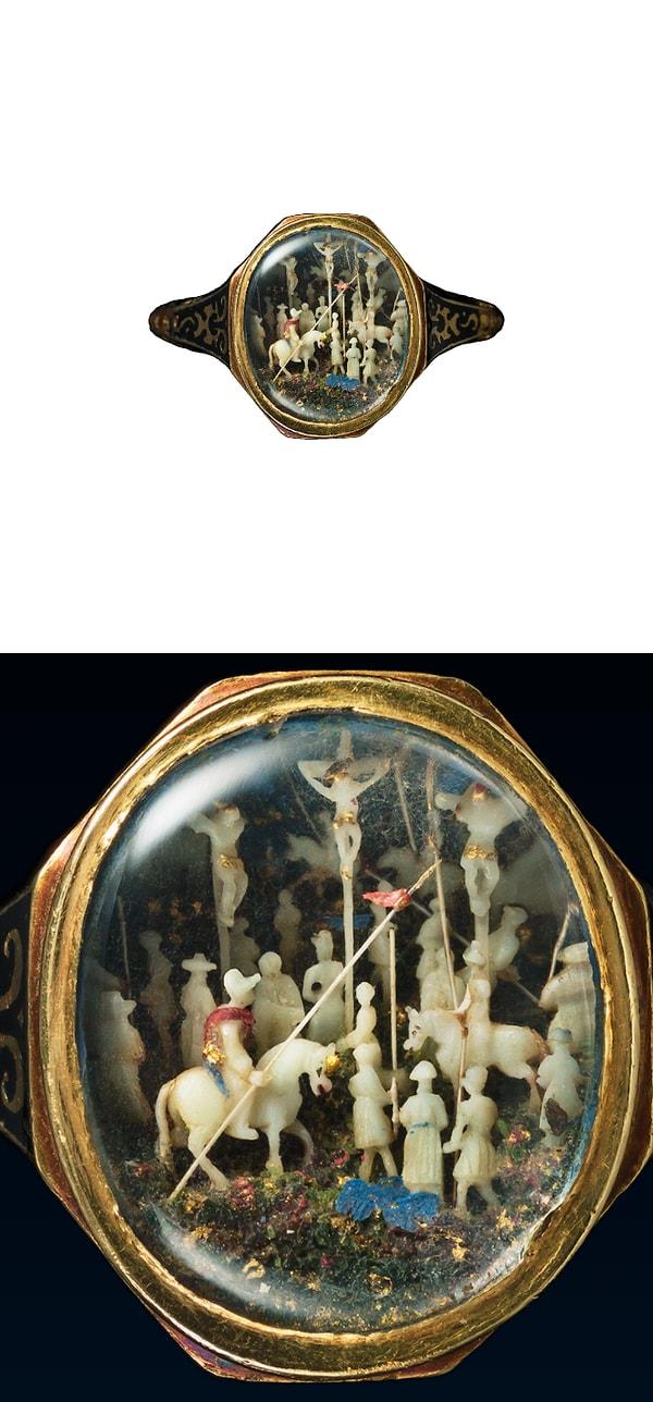 15. M.S 1620'de yapılan ve şu anda Albion Art koleksiyonunda yer alan bu ve tamamen fildişinden yapılmış bu yüzük, minyatür bir çarmıha gerilme sahnesini göstermektedir.