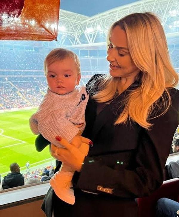 Daha önce Galatasaray maçlarına sık sık uğrayan Hadise, Mertens çiftinin dünyalar tatlısı oğlu Ciro ile fotoğrafını paylaşmıştı.