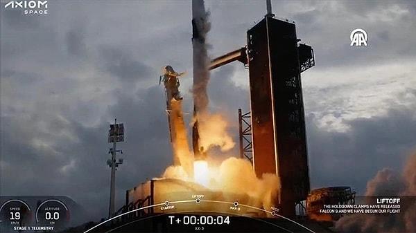 Türkiye'nin ilk uzay yolcusu Alper Gezeravcı'nın da içinde yer aldığı SpaceX'e ait uzay aracı, Florida'daki Kennedy Uzay Merkezi'nden başarıyla fırlatılmıştı.