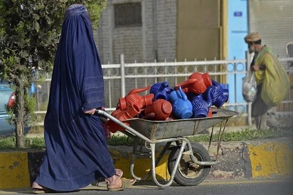 Taliban kadınlara kan ya da evlilik bağı olmadan uzun bir mesafeyi tek başına gidemeyecekleri konusunda baskı yapıyor. Mahremiyet gerekçesiyle kadınların sağlık kurumlarına gitmelerini engelliyor ve bu yüzden bu alanları sık sık denetliyor.