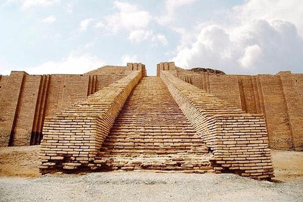 11. Zigguratlara genellikle anıtsal bir merdiven aracılığıyla erişilirdi.