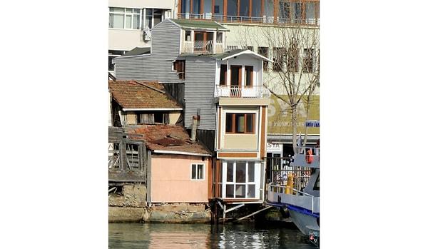 2012 yılında yenilenen yalı İstanbul'un en küçük yalısı olarak dikkat çekiyor aynı zamanda.