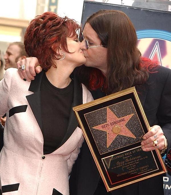 Sharon Osbourne'un bu hale gelmesinin sebebi ise; Ozzy Osbourne’un bir kuaförle 4 yıllık ilişkisini okuduğu e-postalarla öğrenmesi olmuştu. Bu ihanetin ardından ise çift yollarını ayırmıştı.