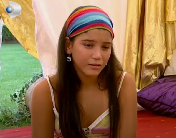 Feyza Civelek, 2006-2007 yıllarına damgasını vuran Acemi Cadı dizisinde çocuk oyuncu olarak yer almış.