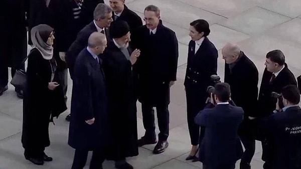 Ancak karşılamada İran Cumhurbaşkanı Reisi'nin Merkez Bankası Başkanı Erkan'ın elini sıkmadığı görüldü.
