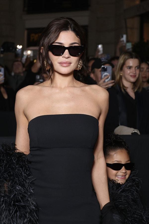 Başka bir defileye de 5 yaşındaki kızı Stormi ile katılan Jenner kameralara siyahlar içinde poz verdi.