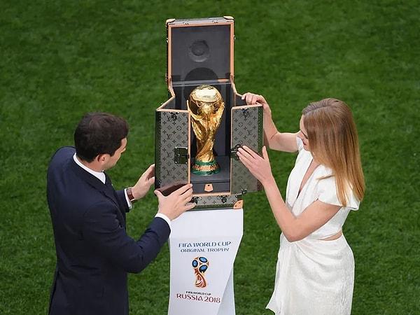 Sosyal medyada söz konusu çantanın dünya kupasını simgelediği ve fotoğrafın da ikili arasındaki 'Kim daha iyi?' yarışını sonuçlandırmak için çekildiği iddia edildi.