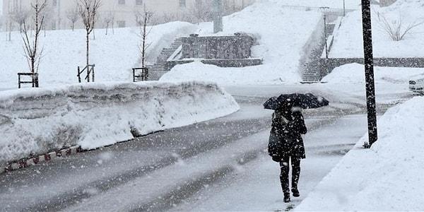 Beklenen kar yağışı İstanbul'a yakın kentlere ulaştı. Meteoroloji Genel Müdürlüğü'nden (MGM) yapılan tahmine göre akşam saatlerinden itibaren Bolu çevreleri, Zonguldak, Bartın, Karabük, Düzce ve Kastamonu'nun kuzeyinin yüksek kesimleri ile Sakarya'nın güney ve doğusunun yükseklerinde kuvvetli kar görülecek.