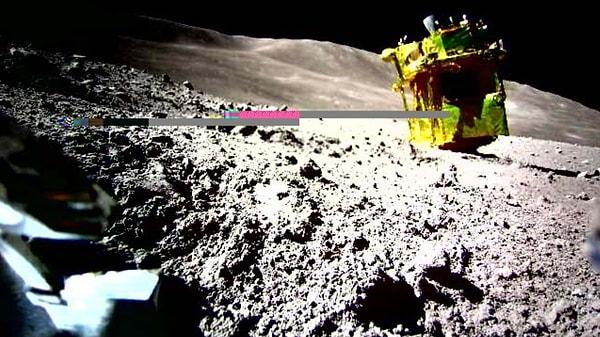 JAXA tarafından yayınlanan ve SLIM tarafından Ay yüzeyine iniş sırasında kullanılan ikinci bir cihaz tarafından çekilen fotoğraflarda, iniş aracının bir kraterin yamacında devrildiği görülüyor.