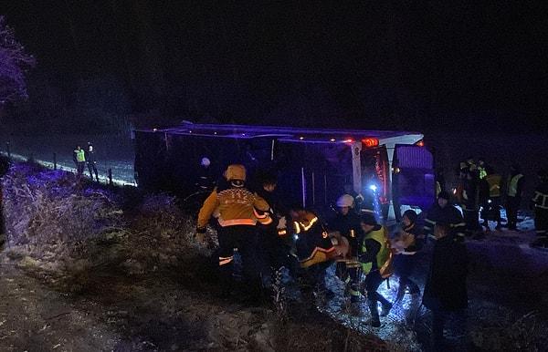 İlk belirlemelere göre kazada 6 kişinin öldüğü, çok sayıda yolcunun ise yaralandığı öğrenildi.