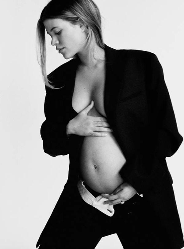 Belki de bugüne kadarki en büyük işbirliği Vogue'da yayınlanan: 'Sofia Richie Grainge bebek bekliyor ve bunun için çok heyecanlı.'