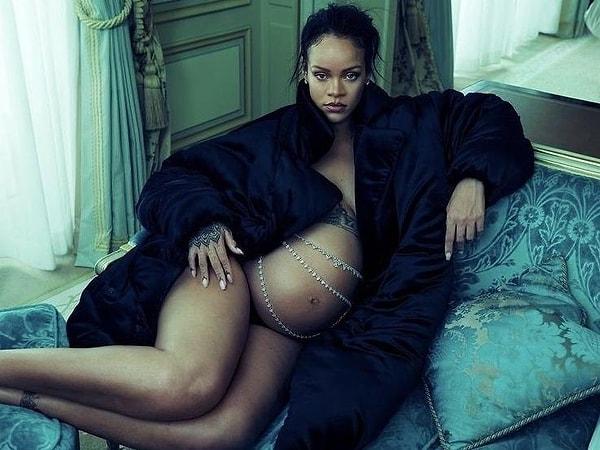 İlk çocuğunu kucağına aldıktan kısa süre sonra ikinci kez hamile olduğunu öğrendiğimiz Rihanna, şu sıralar ailesiyle vakit geçiyor haliyle.