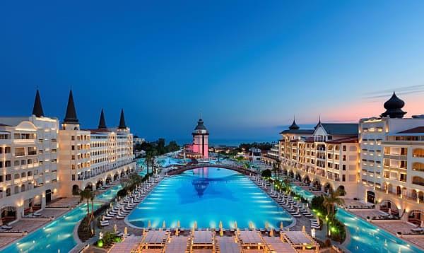 Mahfi Eğilmez, Antalya’daki her şey dahil sistemiyle hizmet veren otellerin bir yılda artan ücretlerini paylaştı.