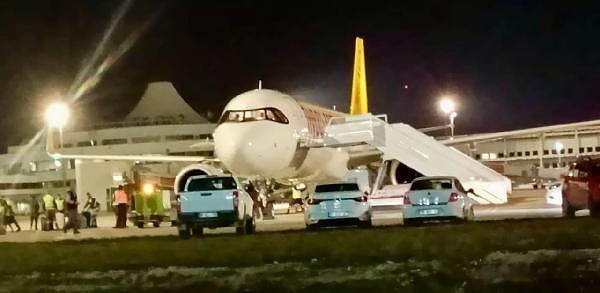 Riyad seferini yapmak üzere Sabiha Gökçen havalimanından saat 21.15'te kalkış yapan Pegasus Havayollarına ait TC-RDG tescilli Airbus 321 tipi uçağın, kalkıştan bir süre sonra bazı yolcular kargo bölümünden bazı sesler duyulduğu iddia edildi.