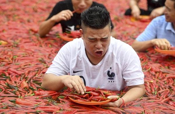 1. Çin'de her yıl, insanların acı biber dolu bir havuza girip beraber acı biber yedikleri bir yarışma bulunmakta.