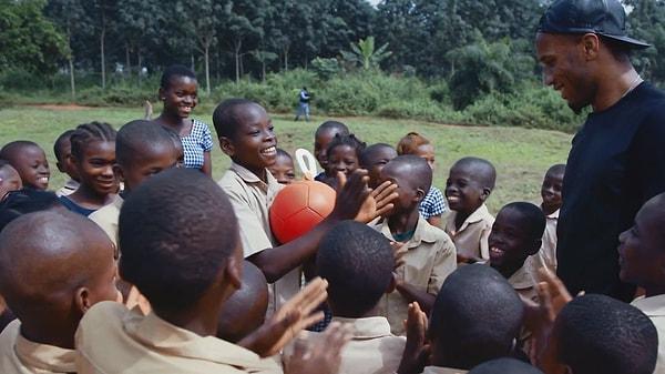 Kurduğu Didier Drogba Vakfı ile Afrika'daki çocuklar için yardımlar organize etmeyi sürdürüyor.