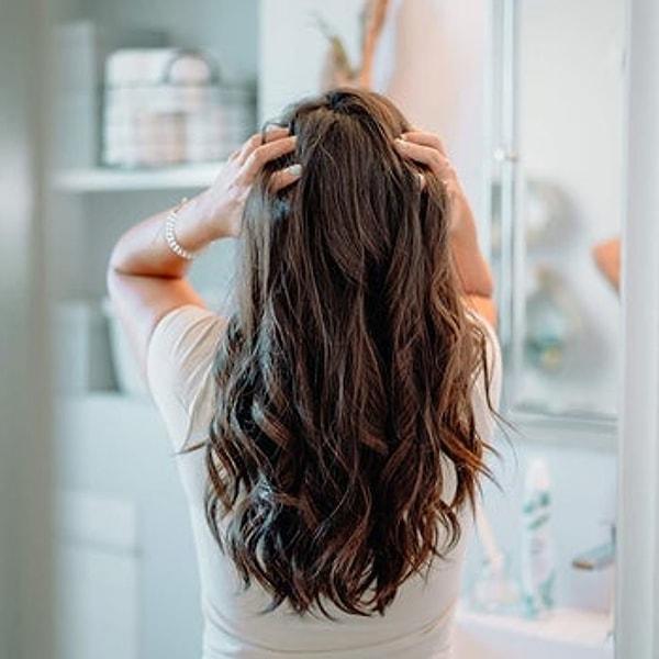 12. Yapışan saçlarınızı kabartmak ve daha temiz bir görüntüye hızlıca ulaştırmanın yolu kuru şampuan!