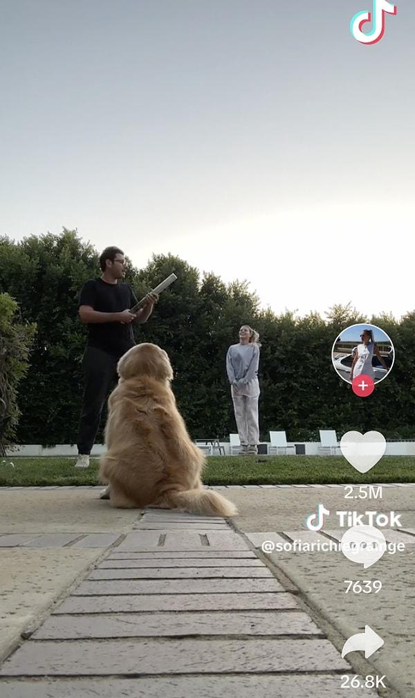 Bir TikTok videosunda Richie, Elliot ve köpekleri arka bahçelerinde konfeti patlatarak müjedli haberi paylaştılar.